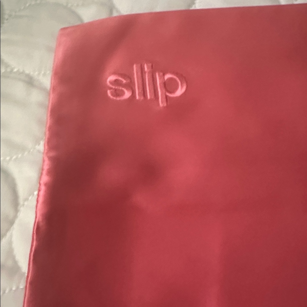 Slip Silk Pillowcase in Soft Pink - Picture 4 of 5